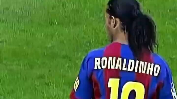 Ronaldinho Gaúcho no auge no Barcelona #futebol#ronaldinho#Soccer#barcelona#foot
