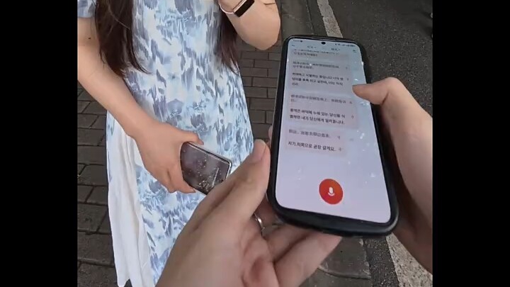 Cô gái trẻ vừa nghe xong bản dịch: