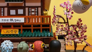 We used wood paint and building blocks to recreate the Gintama scene with our bare hands