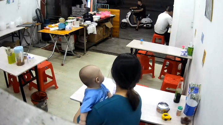 Bayi 4,5 bulan baru saja mulai manggil “Mama”, sang Mama langsung “pamer” seketika, sementara reaksi