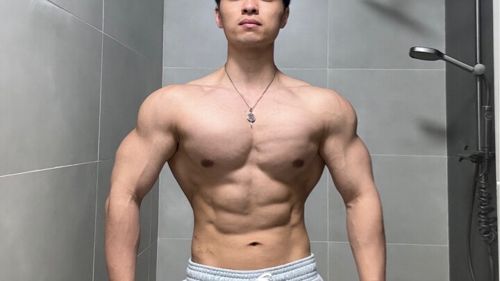 A lot of people don’t believe I only use 10 kg for side raises.