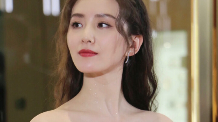 Does he look gentle but look dull? This is obviously an actress with a unique temperament for domest