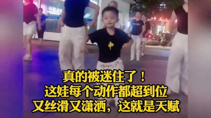 Thật sự bị mê hoặc luôn! Mỗi động tác của đứa trẻ này đều chuẩn chỉnh vô cùng, vừa mượt mà lại vừa p