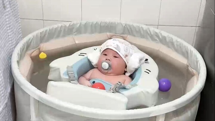 Mom bought my baby this joy with just five yuan; after playing in it for ten minutes, the little one