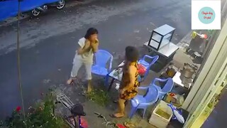 Đang ngồi 'TÁM CHUYỆN', 2 người phụ nữ bỗng 'LA THẤT THANH' khi bóng đen xượt qua #lifestyle