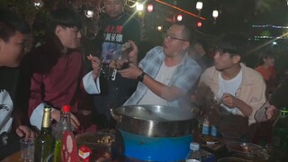 ในที่สุดหลี่เกอก็มาที่โต๊ะเพื่อรับประทานอาหารเย็นในวันนี้