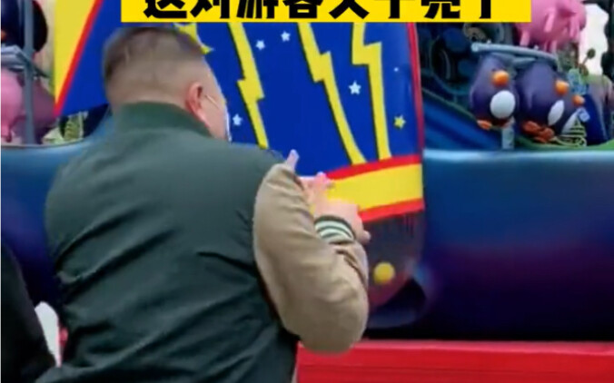 استعراض عربات يونيفرسال ستوديوز: هذا الأب وابنه خلّوا الجميع يلفت النظر... بينما يفكر الابن في نفسه: