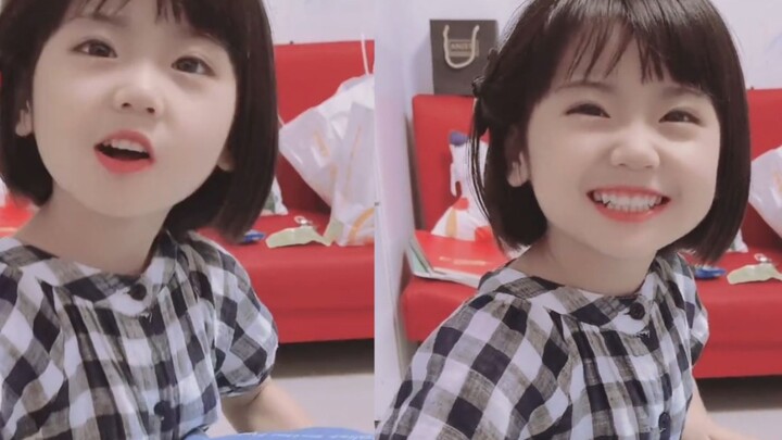 Cậu bé dễ thương kể với mẹ rằng cậu được khen đẹp trai ở lớp, và cậu bé muốn cưới anh ấy. Biểu cảm d