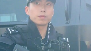 The crowd on the Bund was very interested in the special police officer's gun, and the officer kindl