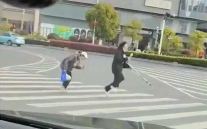 Netizen bertemu seorang gadis yang kakinya terluka saat menyeberang jalan, sementara es krim di tang