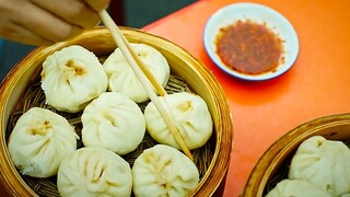 影视中的农民工吃戏，筷子串馒头配白米粥，小笼包蘸辣椒酱贼香