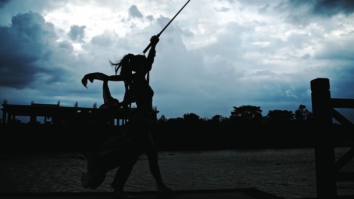 “Bicara cinta dan benci tak boleh asal-asalan; kalau kamu mau pergi, langsung cabut pedangmu!”