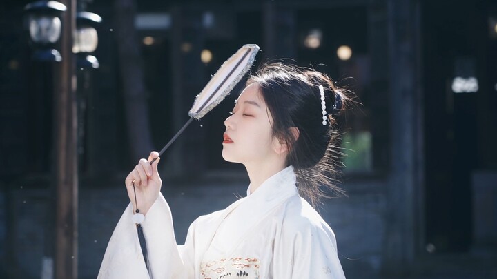 What manhood can never hold: rosy cheeks bid farewell to the mirror, flowers to the trees.