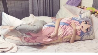 Siapa bilang perempuan tidak bisa bermain-main dengan bantal berlubang Index?