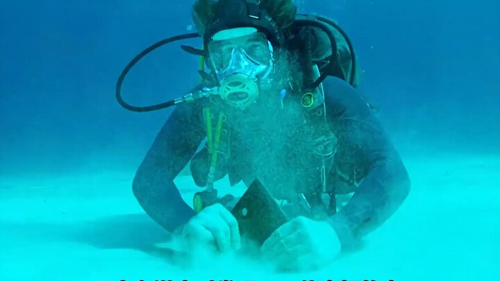 ชายคนหนึ่งพบเรืออับปางอายุ 80 ปีกลางทะเล แต่ไม่คาดคิดว่าภายในกลับมีฝูงฉลามซ่อนอยู่!