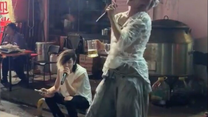 آه آه آه، هل تصدق أن هذين المشردين اللذين يغنيان بحرية في سوق تشينغداو الليلي هما في الحقيقة نجمان م