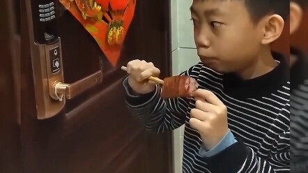 Pergi ke rumah teman baik, habiskan sosis bakar dulu di depan pintu karena keluarga teman baik berag