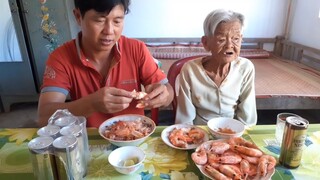 Được Con Cháu Lâu Ngày Đến Thăm Bà Ngoại Leo Dừa Mừng Rơi Nước Mắt| TKQ T401