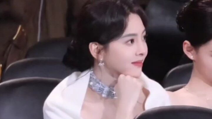 Mengenakan sepatu paling polos, merias wajah paling tipis, tapi tetap jadi sosok yang tak terlupakan