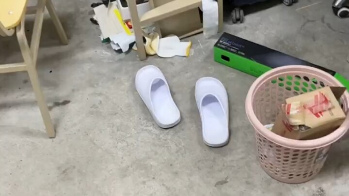 Khi bạn cùng phòng kéo rèm giường và đeo tai nghe