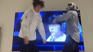 【เบน ป๋อเสี่ยน】ลูกสุนัขยุ่งเหยิงเต้นรำด้วยเท้าเปล่าตอนกลางดึก ภาวนาให้ T1 คว้าแชมป์