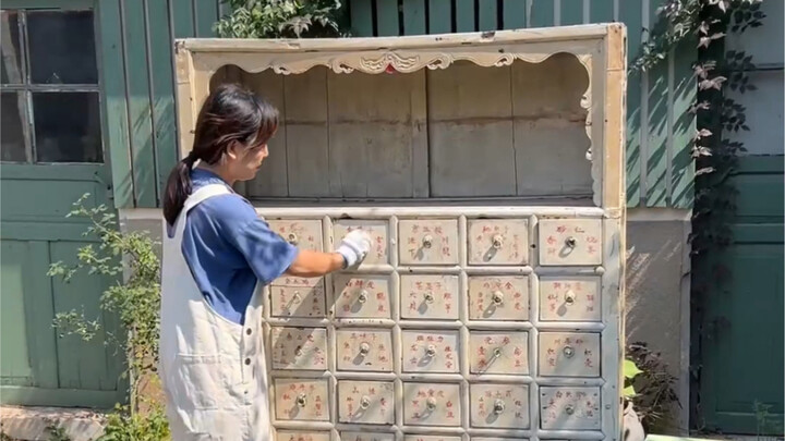 Transformasi lemari obat Cina adalah hari lain untuk mengubah sampah menjadi harta karun