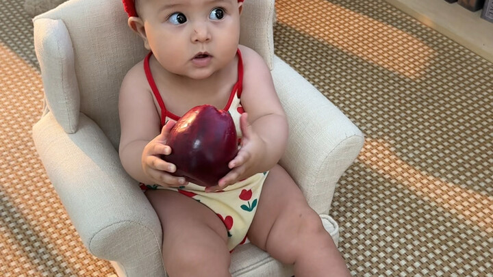 ลูกครึ่งน้อยหน้าตาดีถ่ายแฟชั่นครั้งแรกในจีน