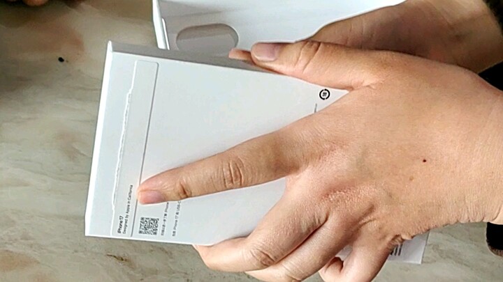 Dùng số tiền mình tích cóp trong hai năm để mua cho mẹ một chiếc điện thoại mới, dù không phải bản P