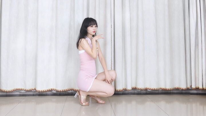 เหมือนแมว เดินเบาๆ กระโปรงสีชมพู แบบแนวนอน