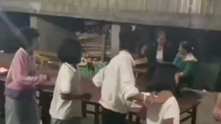 เล่นดนตรีต่อ เต้นต่อ! การเต้นจั้ดเถี่ยวที่ยูนนานยังคงทำคะแนนได้เรื่อยๆ ชาวเน็ตบอก: โต๊ะเด็กนั่นฉันยั