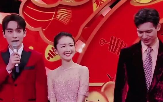 Salah satu dari sedikit kali Zhu Yilong gagal mengendalikan ekspresinya — nggak kepikiran buat jadi 