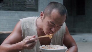 เฮยหว่ากินอาหารไปห้าชามอย่างบ้าคลั่ง ใครจะรู้ว่าเจ้านายของเขาเป็นอดีตผู้ฝึกศิลปะการต่อสู้และกินมากกว