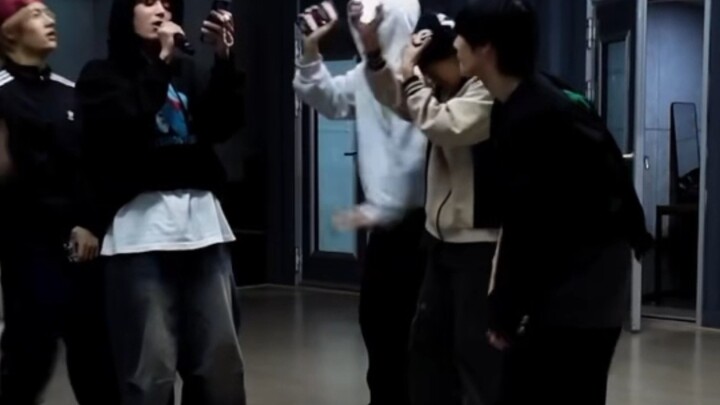 Lin Hanzhong "He's going to rap!" Our Nuera's hazy group atmosphere is really great.