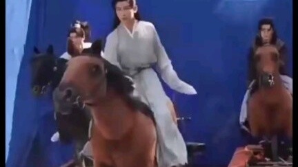 [Lotus Tower] Hahahaha, I am dying of laughter at this clip. The horse is so sloppy. How can they ho