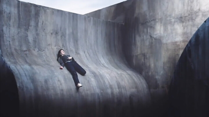 Tanpa darah dan kekerasan, film pendek ini justru memperlihatkan kepada kita apa itu keputusasaan ya