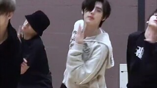 【朴成训】Bite Me focus真的好喜欢这套衣服 表情也特别好。。纯纯的冰公主 231201MAMA练习室自制高清