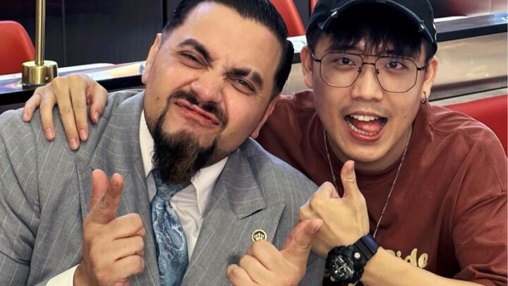 After 9 years in China, I’ve never seen anyone eat grilled fish like this before—this foreigner is t