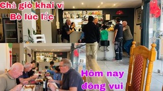 Chả giò bò lúc lắc các bạn ăn trưa hôm nay đông vui vẻ/rất rành về rượu vang/cuộc sống pháp