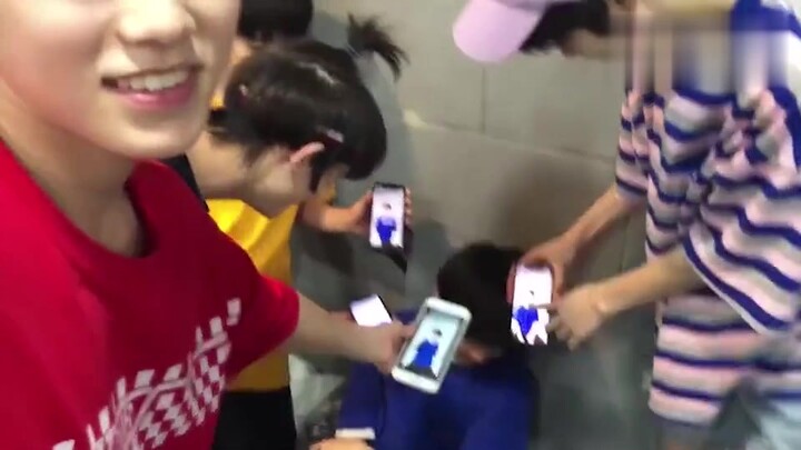 Seluruh kelompok berganti mengganti foto profil menjadi He Junlin berpakaian wanita, kebahagiaannya 