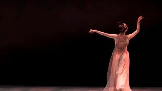 “羽衣摇曳百花旁，自写春山作淡妆。”