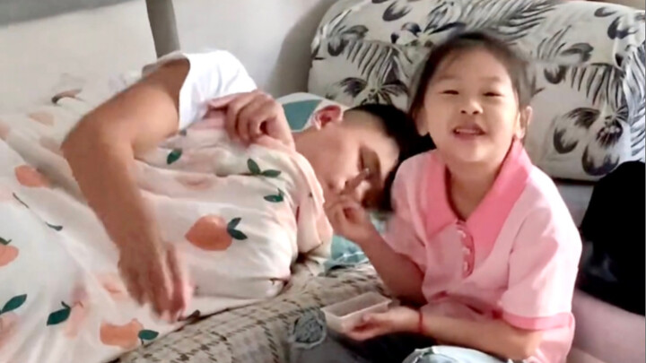 妹妹一早起床惊喜看到哥哥回家了，乐得笑不停～ 哥哥也是，再困也要宠着妹妹