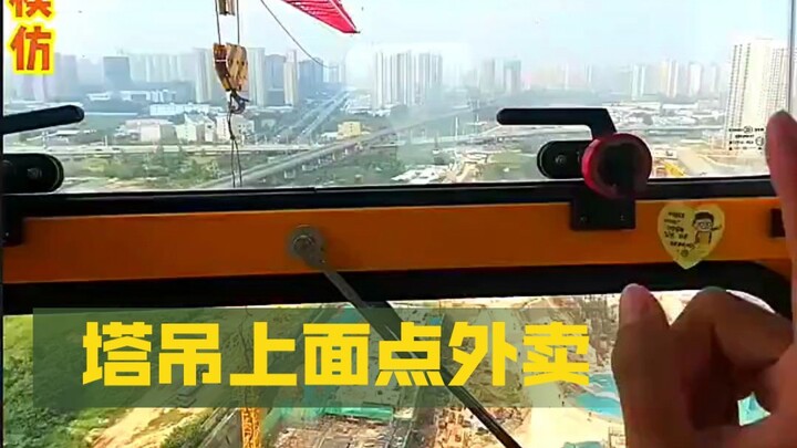 Gọi đồ ăn giao lên cần cẩu, anh shipper có thể mang lên giúp tôi không?