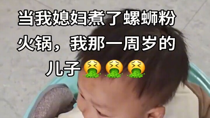 Mẹ ở nhà nấu mì bún riêu ốc, mùi hôi khiến bé nôn thốc tháo liên tục!