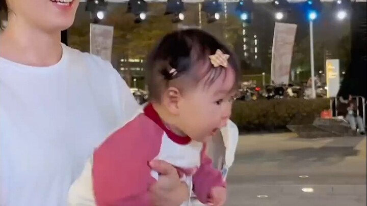 Bayi di pelukan tiba-tiba saja tak bisa lagi digendong erat, rasanya tinggal lepas sedikit saja suda