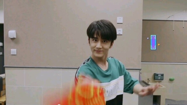 Brother Ben, where is your idol image? This expression is so well-made! [Snow Pear Stewed in Rock Su