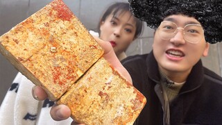 Sekilas saya kira itu batu bata, tapi setelah ditumis ternyata itu makanan ringan khas Hunan...