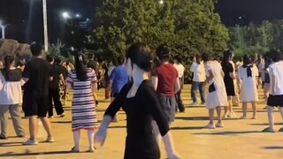 来一首深水炸弹#广场舞小鲁班 #00后跳广场舞 #跟着节奏嗨起来 #爱跳舞爱生活
