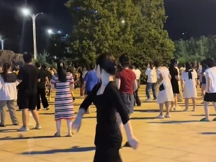 Mời mọi người nghe một bài Deep Water Bomb #Tiểu Lỗ Ban khiêu vũ quảng trường #Thế hệ 00 nhảy quảng 