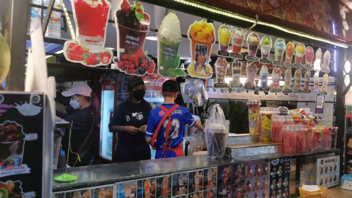 45 baht, món sinh tố kem chỉ chưa đến 9 tệ, bạn có muốn thử một ly không? Còn có đủ loại combo nữa, 