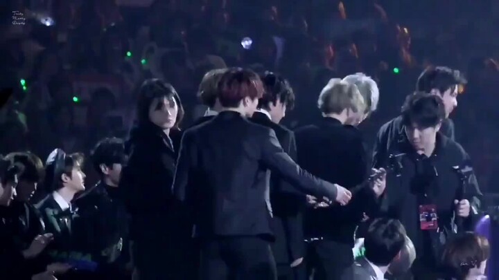 [BTS & TXT] When they saw a staff member losing their balance and about to fall, V and J-Hope both i